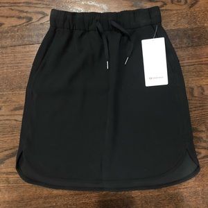 NEW Lululemon Black On the Fly Woven Skirt; Size 4